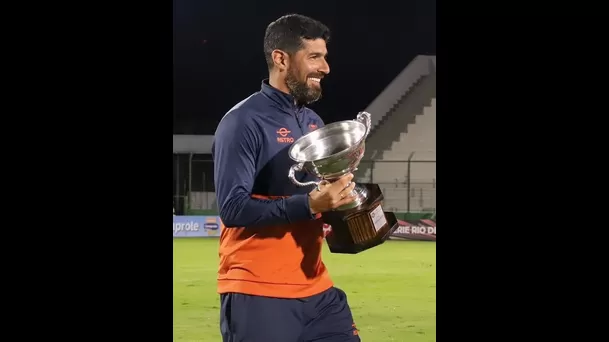 Sebastián Abreu recibe la copa que lleva su nombre / Foto: Facebook UCV