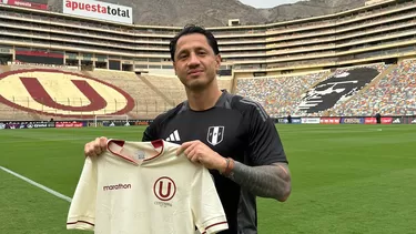 Gianluca Lapadula posó con la camiseta de Universitario en la temporada 2024 / X
