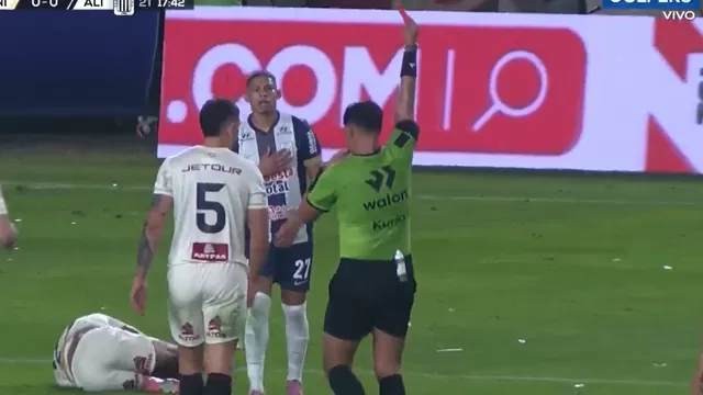 Kevin Quevedo fue expulsado del Universitario vs Alianza Lima por dura entrada a José Carabalí / Captura / GOLPERÚ