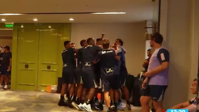 En la clásica bienvenida al jugador, 'Lucho' y sus compañeros pasaron un grato momento que se viralizó. | AD