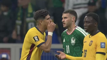 ¡Hincapie cayó en la 'Ley Prestianni'! Roja por taparse la boca en el Ecuador vs. México