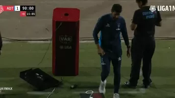 Sebastián Abreu y su reacción con la pantalla del VAR dio la vuelta al mundo