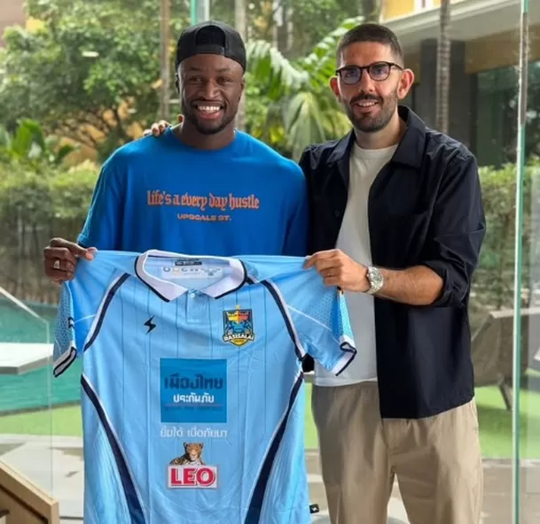 Sekou Gassama posando con la camiseta de Rasisalai United FC / Fuente: IG Rasisalai United FC Sekou Gassama posando con la camiseta de Rasisalai United FC / Fuente: IG Rasisalai United FC