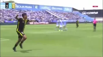 Cristian Mejía aprovechó un error en defensa y marcó para Moquegua ante la salida de Enríquez. | L1 MAX