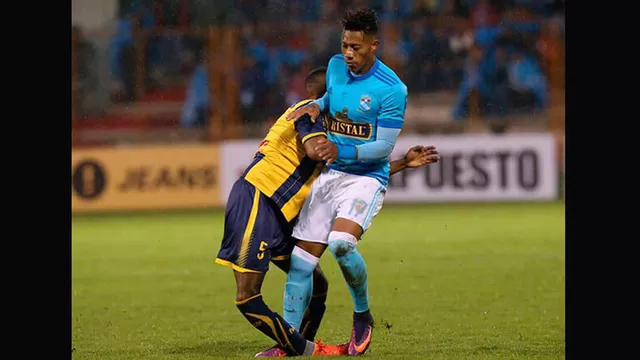 El jugador de Sporting Cristal recibi&oacute; una tarjeta amarilla.