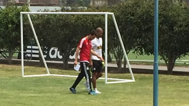 Alberto Rodr&amp;iacute;guez conversando con el DT de Sporting Cristal.-foto-1