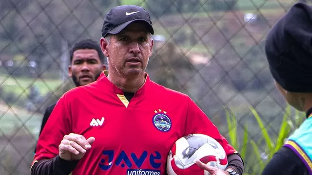 Carlos Silvestri tiene claro la posición que tiene su equipo en el desenlace del Apertura. | Foto: Comerciantes Unidos.