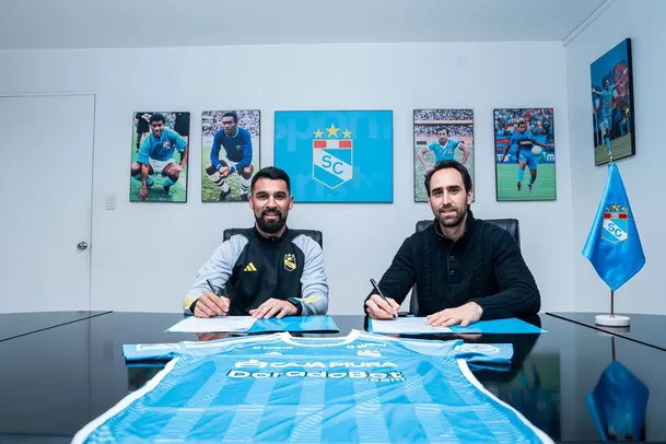 Franco Romero junto al presidente de Sporting Cristal Joel Raffo. | Foto: Sporting Cristal.