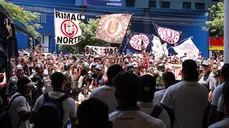 Los hinchas de Universitario y los jugadores se juntaron previo al duelo ante Sporting Cristal. | Foto: Universitario