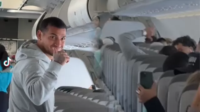 Miguel Trauco tuvo polémica celebración mientras hinchas de Alianza Lima le cantaban en el avión / Captura / TikTok Jhony Asia