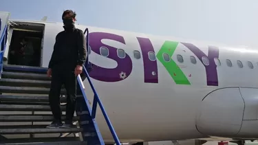 El entrenador argentino aterrizó en un vuelo procedente de Buenos Aires. | Foto: José Raúl Vargas