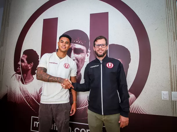 Olivares y Manuel Barreto tras firmar el contrato del flamante refuerzo de la &#39;U&#39;. | Foto: Universitario