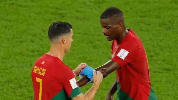 William Carvalho recibiendo la capitanía por Cristiano Ronaldo / Foto: AFP