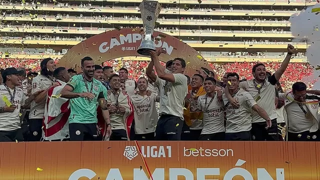 Universitario recibió el trofeo como campeón de la Liga1 Betsson 2023
