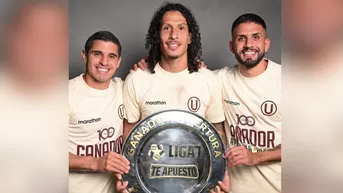 ¡Poses ganadoras! Universitario compartió sesión de fotos con el trofeo del Apertura