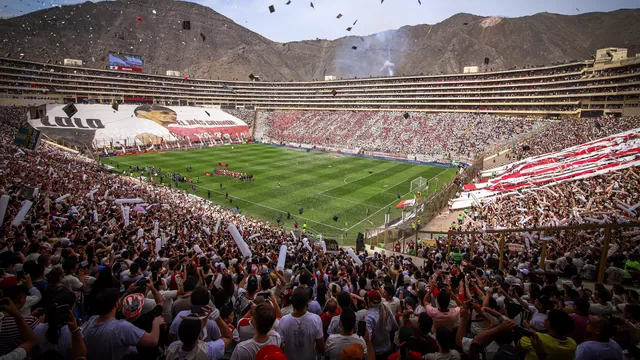 Universitario de Deportes celebra junto a su hinchada su Centenario / Foto: Universitario