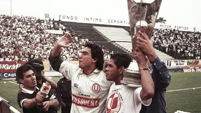 José Luis &#39;El Puma&#39; Carranza y José Guillermo &#39;Chemo&#39; del Solar celebran el título 1999 en el estadio de Matute / Foto: Universitario de Deportes 