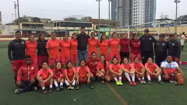 Mauro Cantoro con el plantel femenino de Universitario. | Foto: @Nataliaddimi