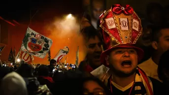 Universitario: Espectacular banderazo crema y rojo en Andahuaylas