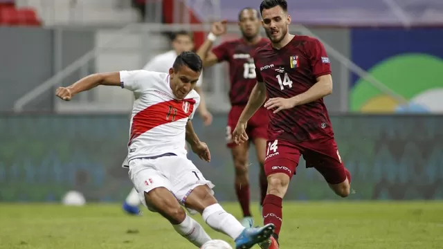 Alex Valera perdió increíble oportunidad de gol en el Perú vs. Brasil. | Foto: AFP/Video: América Televisión