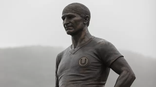Esta es la nueva estatua de Lolo Fernández | Foto: Universitario/Video: Movistar Deportes.