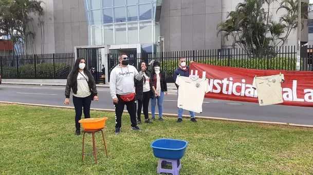 Los hinchas de Universitario lavaron camisetas cremas al frente de Indecopi.