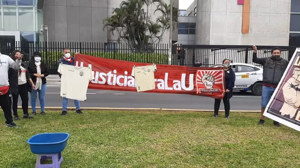 Los hinchas de Universitario lavaron camisetas cremas al frente de Indecopi.