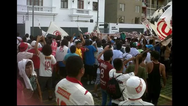 Universitario: hinchas cremas realizaron plantón frente a Indeocpi