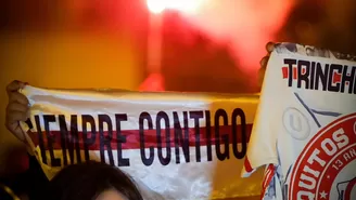 Universitario: Hinchas dan banderazo crema en Cusco