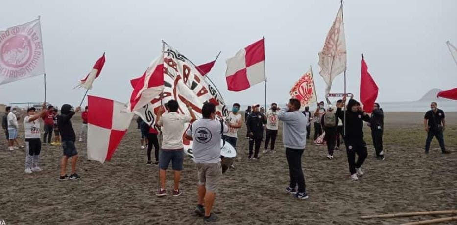 Hinchas de Universitario realizaron banderazo en Campo Mar | Foto: @alexmina0203.
