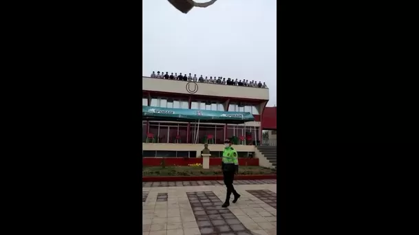 Hinchas de Universitario realizaron banderazo en Campo Mar | Foto: @alexmina0203.