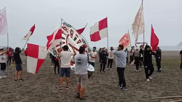 Hinchas de Universitario realizaron banderazo en Campo Mar | Foto: @alexmina0203.