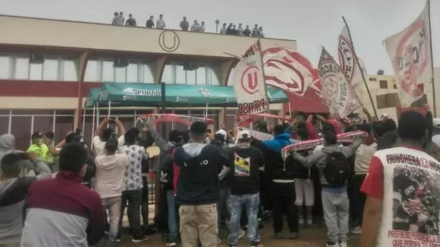 Universitario: Hinchas realizaron banderazo en Campo Mar