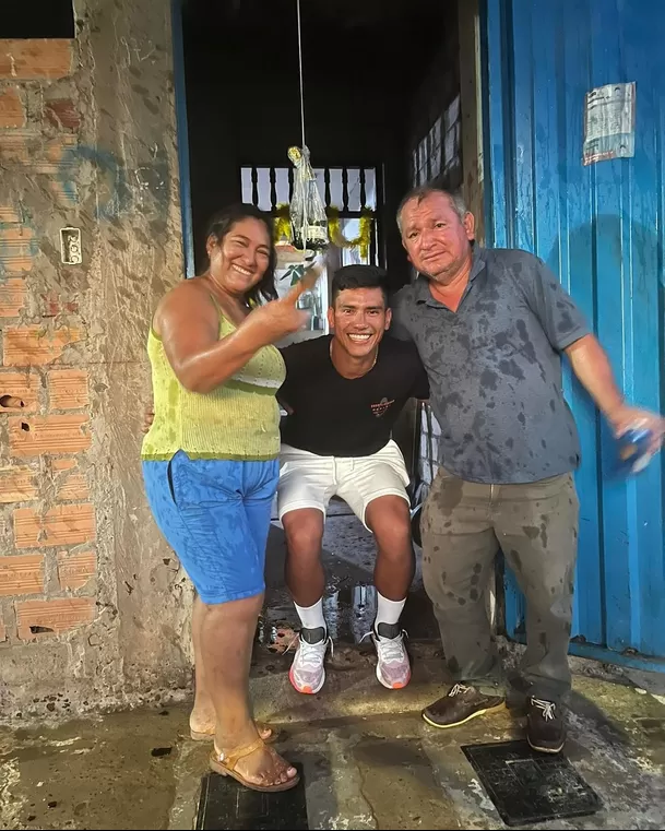 José Rivera junto a sus padres. | Foto: @j.daniel_rivera