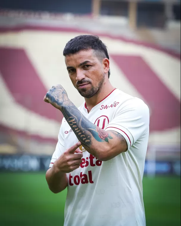 Gabriel Costa ya se colocó la camiseta crema en el Estadio Monumental. | Foto: Universitario.