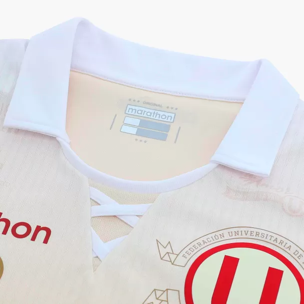 Detalles del cuello y de la parte superior de la camiseta del Centenario. | Foto: Universitario.