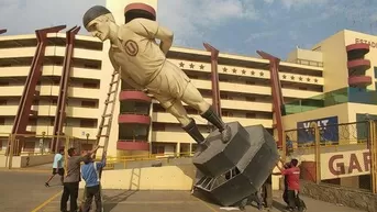 Universitario: ¿por qué fue removida la estatua de 'Lolo' Fernández?