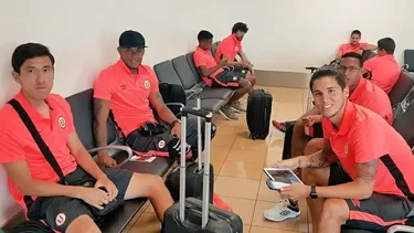 Jugadores de la &amp;#039;U&amp;#039; esperando en el aeropuerto Jorge Ch&amp;aacute;vez.