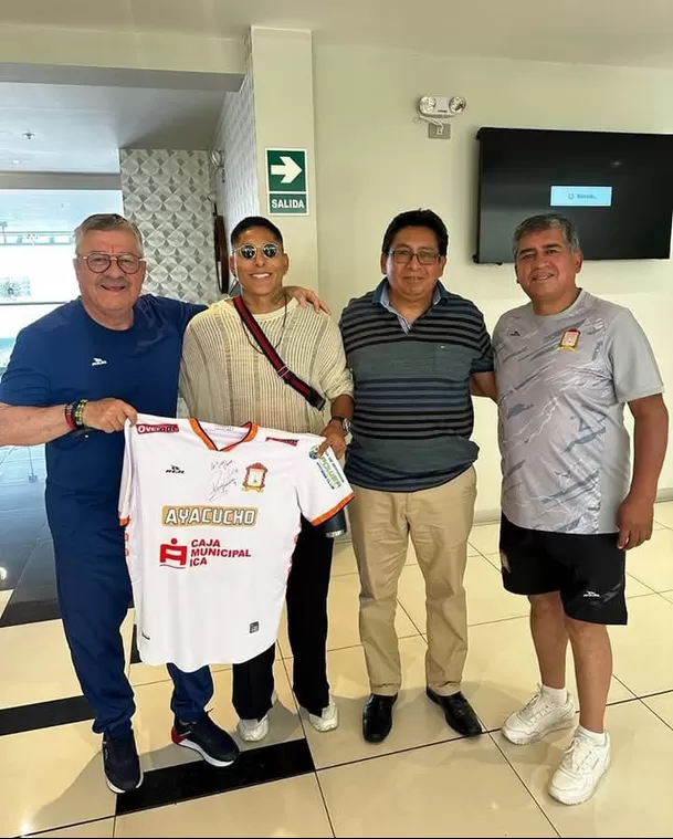 Raúl Ruidíaz posó con la camiseta de Ayacucho FC y directivos / X