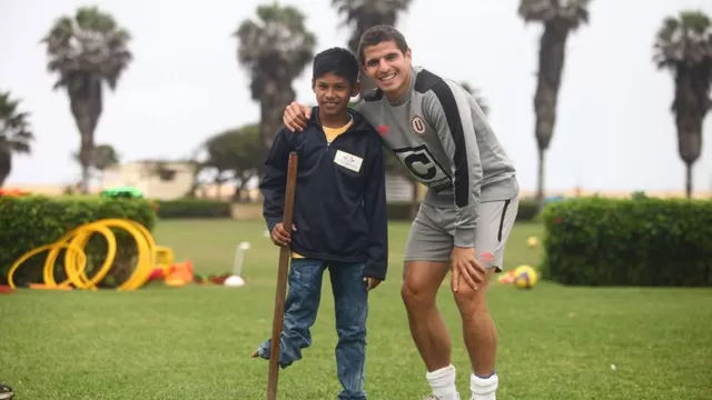 Universitario recibió a Willy, un niño talento del fútbol de una pierna-foto-2