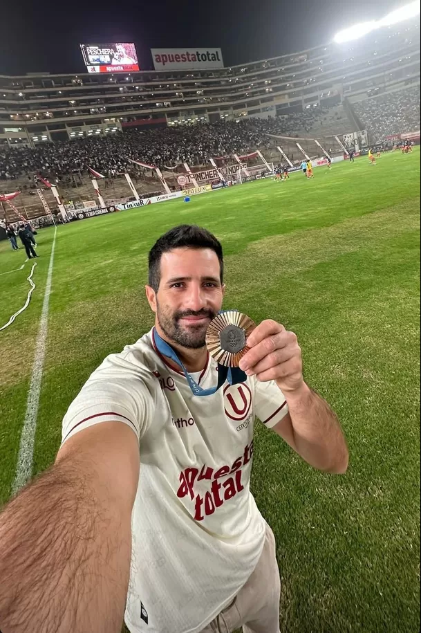 Stefano Peschiera con la Trinchera Norte de fondo. | Foto: IG.