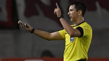 Kevin Ortega será el juez principal del Universitario vs. Alianza Lima. | Foto: AFP