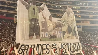 El hincha de Universitario preparó dos impresionantes tifos para recibir a su equipo en el clásico en el Monumental. | Video: GOL Perú.