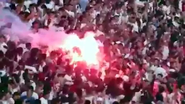 La bengala fue prendida en la tribuna norte del estadio de Universitario. | Video: Facebook