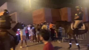 Una larga cola se formó en la tribuna norte del Estadio Monumental | Foto: Twitter.