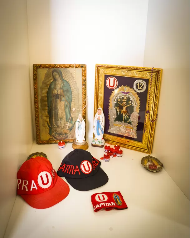 Los gorros de &#39;Zapatito&#39; Vega acompañan en el altar de la &#39;U&#39;. | Foto: Universitario