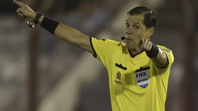 Víctor Hugo Carrillo, árbitro FIFA de 43 años. | Foto: AFP