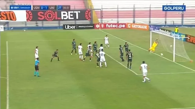 La pelota al parecer traspasa la línea de gol, pero el juez línea no vio lo mismo en la cancha. | Video: GOL Perú