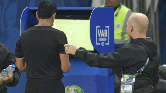 El uso del VAR en la Copa América 2019 recibió muchas críticas. | Foto: AFP