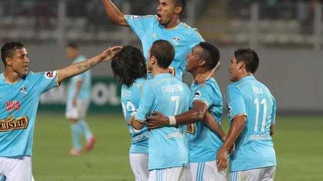 Lobatón marcó dos golazos y Cristal goleó a San Simón por el Apertura
